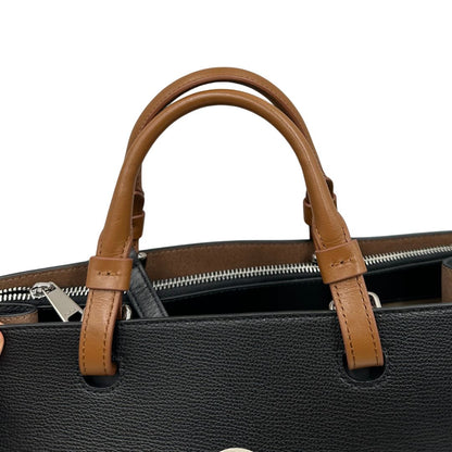 manici Borsa Furla in pelle nera con logo sul front; munita di doppi manici stondati e doppi manici per poterla portare comodamente a spalla, di lusso, originale, eccellenti condizioni. 