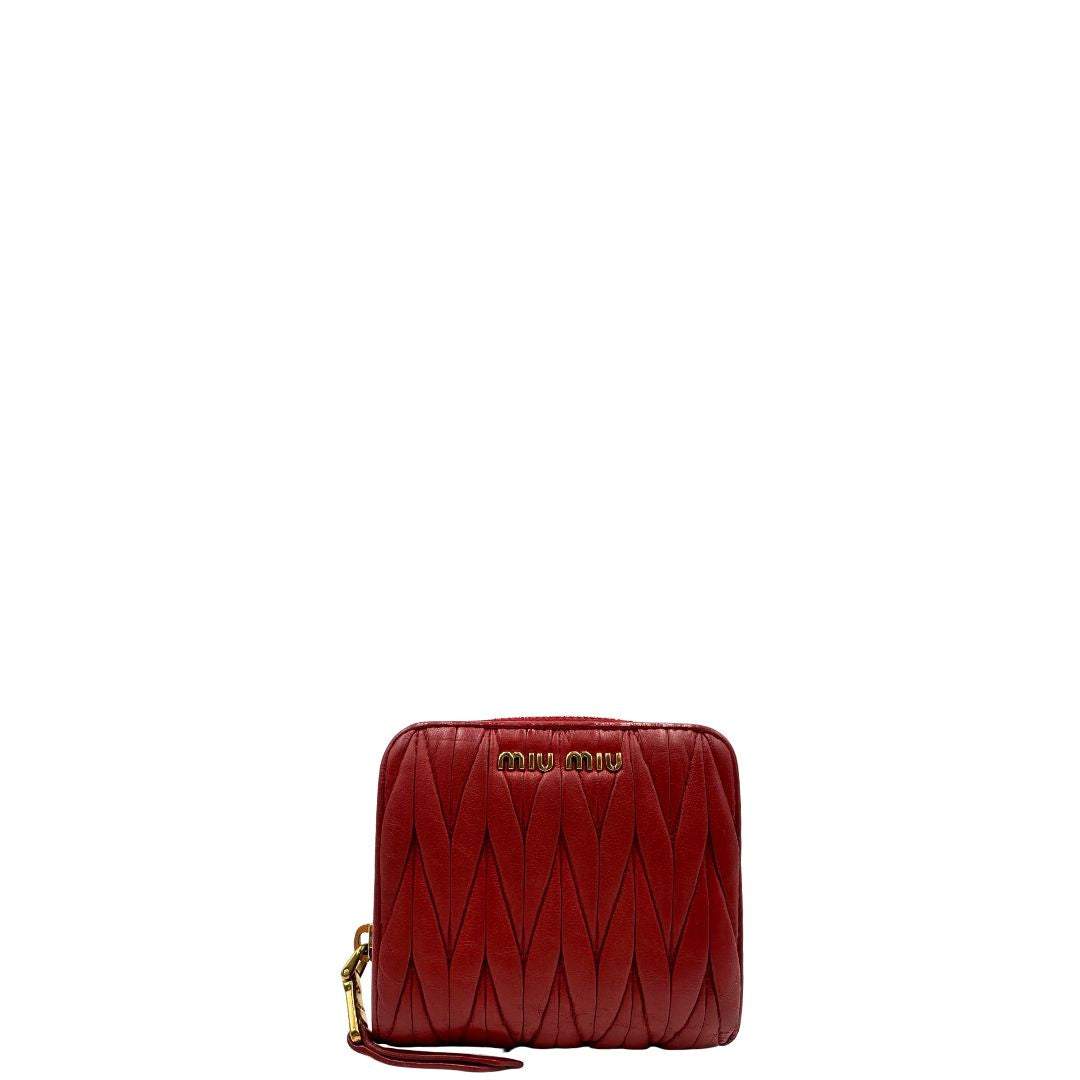 Portafoglio Miu Miu in pelle matelassè rossa e hardware dorato, di lusso, originale, ottime condizioni