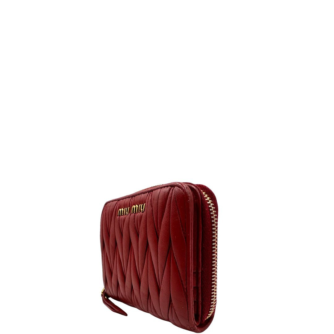Portafoglio Miu Miu in pelle matelassè rossa e hardware dorato, di lusso, originale, ottime condizioni