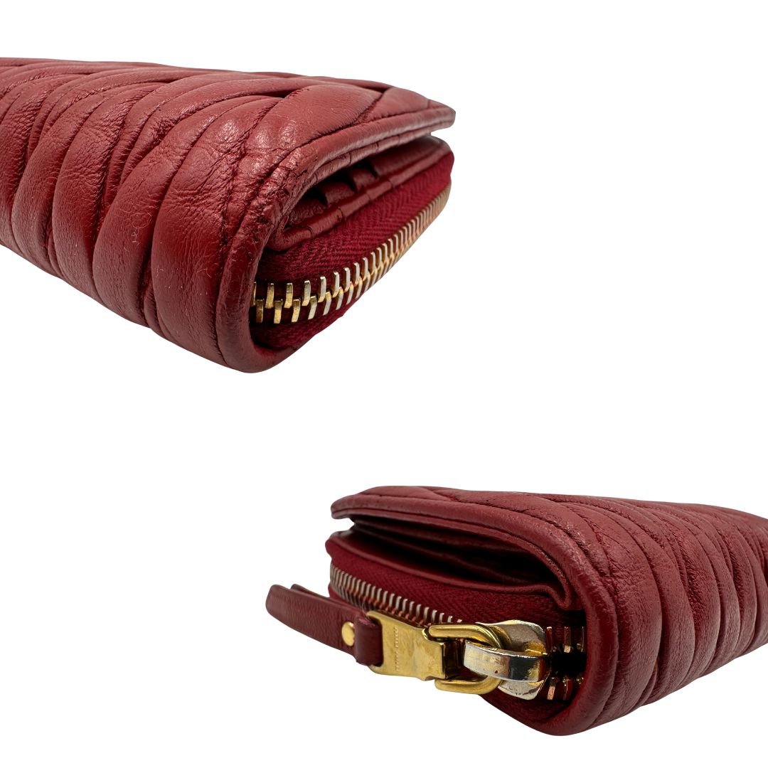 Portafoglio Miu Miu in pelle matelassè rossa e hardware dorato, di lusso, originale, ottime condizioni