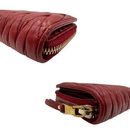 Portafoglio Miu Miu in pelle matelassè rossa e hardware dorato, di lusso, originale, ottime condizioni