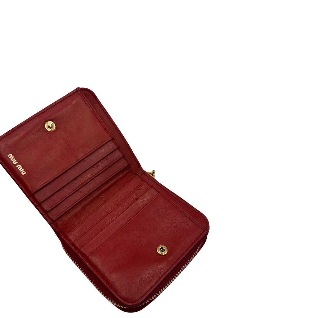 Portafoglio Miu Miu in pelle matelassè rossa e hardware dorato, di lusso, originale, ottime condizioni