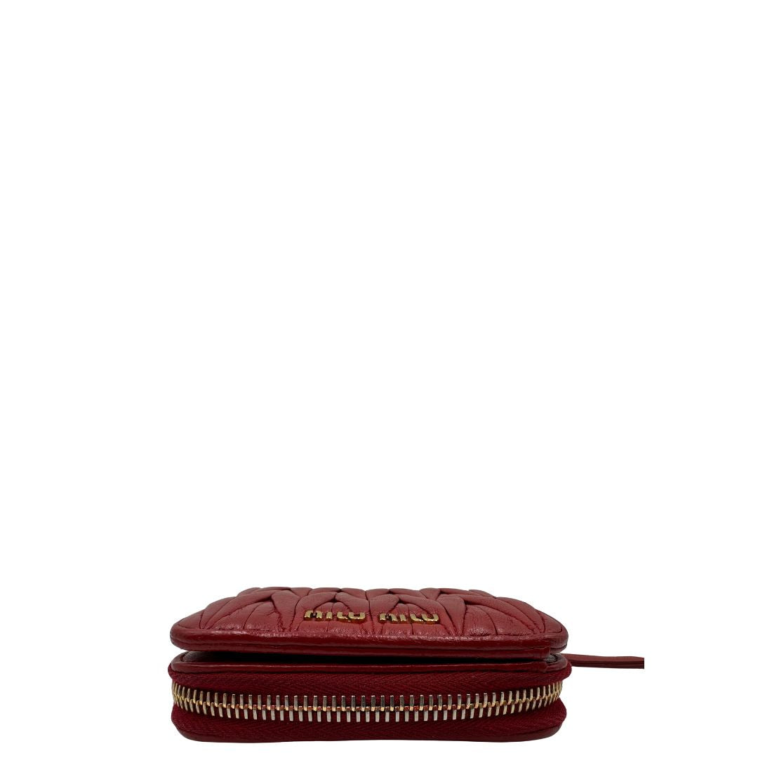 Portafoglio Miu Miu in pelle matelassè rossa e hardware dorato, di lusso, originale, ottime condizioni