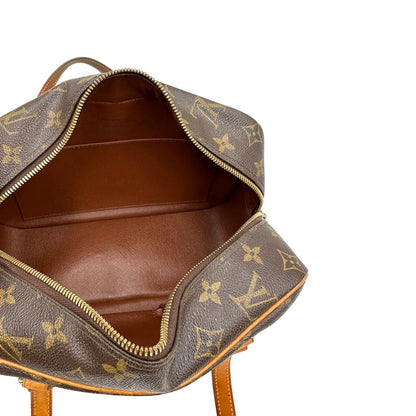 Interno, Louis Vuitton Cite in canvas monogram marrone e hardware dorato; Indossabile a spalla. Originale, usata, di lusso, in ottime condizioni.