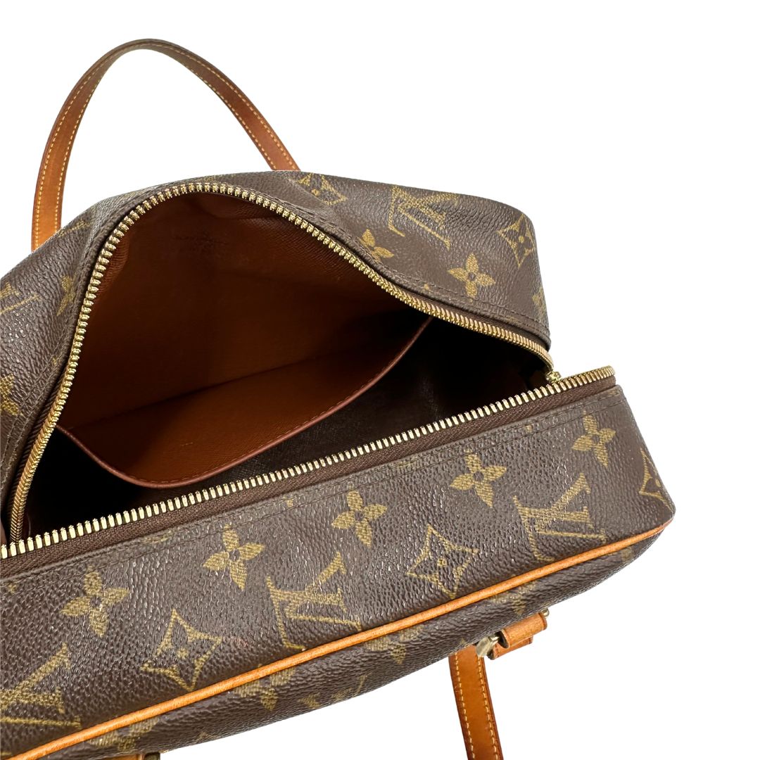Interno, Louis Vuitton Cite in canvas monogram marrone e hardware dorato; Indossabile a spalla. Originale, usata, di lusso, in ottime condizioni.