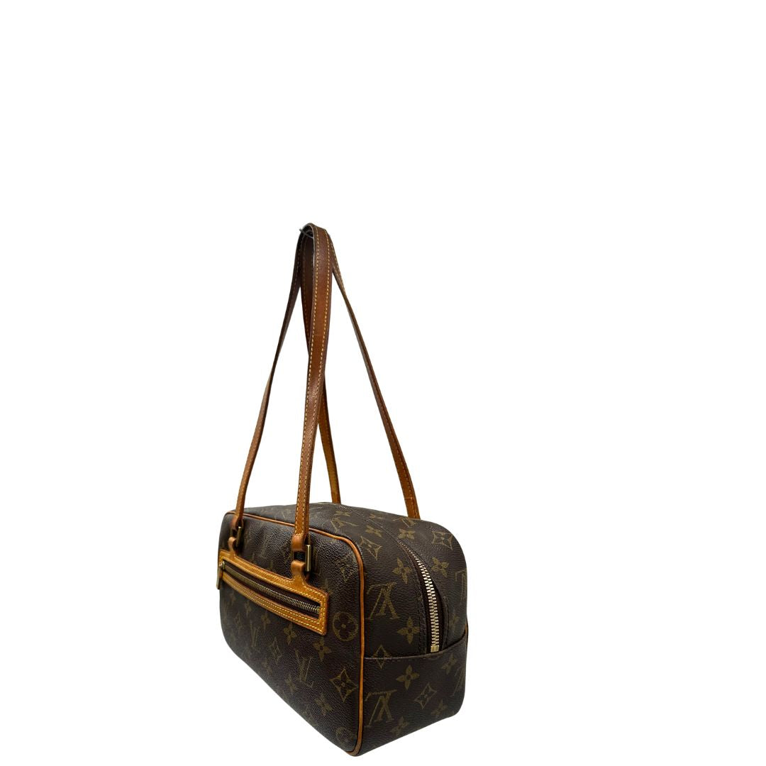 Laterale, Louis Vuitton Cite in canvas monogram marrone e hardware dorato; Indossabile a spalla. Originale, usata, di lusso, in ottime condizioni.