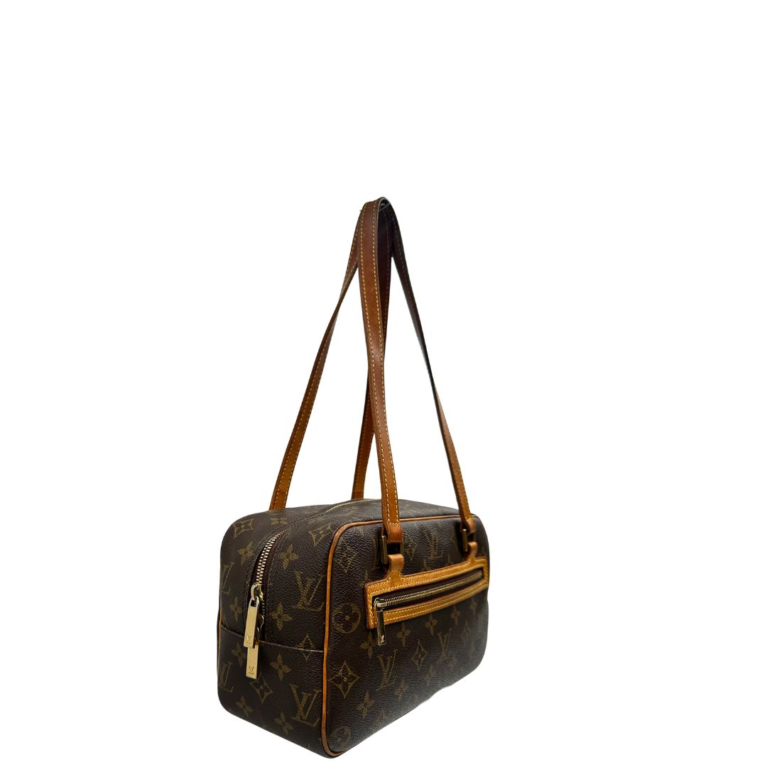 Laterale, Louis Vuitton Cite in canvas monogram marrone e hardware dorato; Indossabile a spalla. Originale, usata, di lusso, in ottime condizioni.