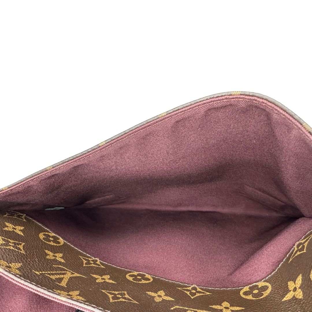 interno  Borsa a tracolla LV in canvas marrone monogram e hardware dorato, munita di una tracolla regolabile in tessuto, di lusso, originale 