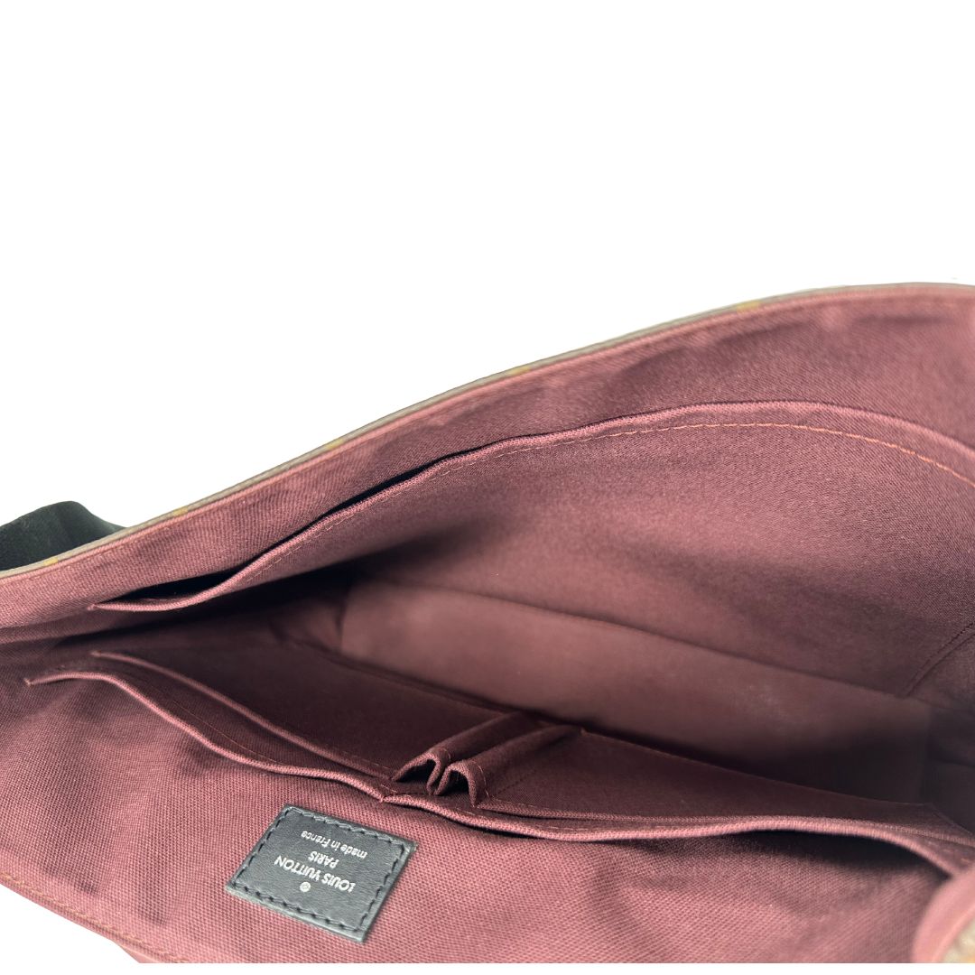 interno  Borsa a tracolla LV in canvas marrone monogram e hardware dorato, munita di una tracolla regolabile in tessuto, di lusso, originale 