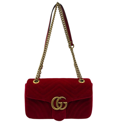 front Borsa Gucci Marmont rossa in velluto nella misura media, con parti in pelle tono su tono, di lusso, originale, ottime condizioni, usata. 