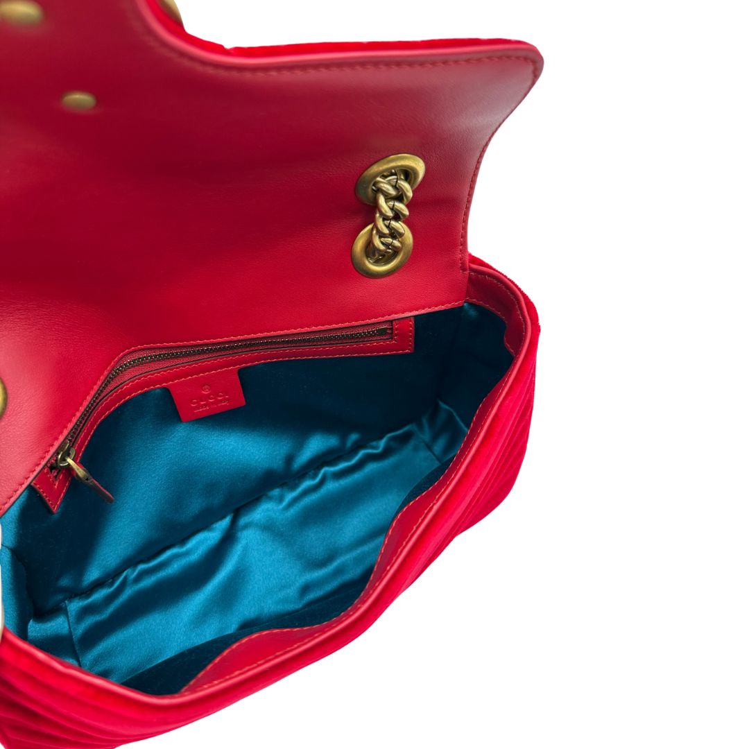 interno Borsa Gucci Marmont rossa in velluto nella misura media, con parti in pelle tono su tono, di lusso, originale, ottime condizioni, usata. 