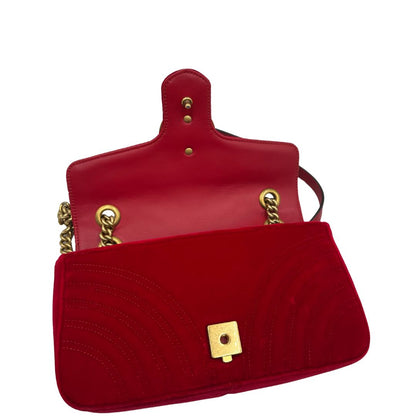 interno Borsa Gucci Marmont rossa in velluto nella misura media, con parti in pelle tono su tono, di lusso, originale, ottime condizioni, usata. 