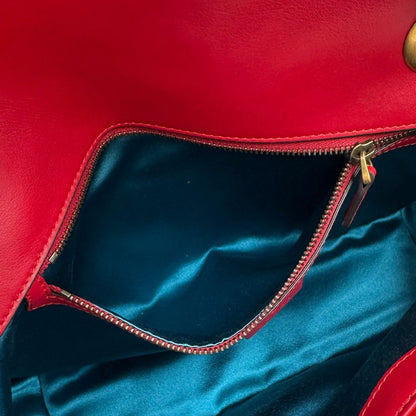interno Borsa Gucci Marmont rossa in velluto nella misura media, con parti in pelle tono su tono, di lusso, originale, ottime condizioni, usata. 
