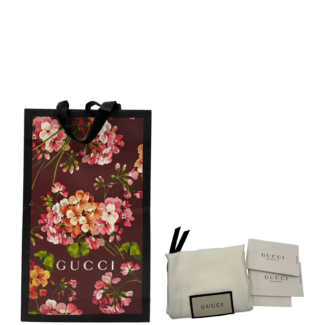 Borsa Gucci Marmont rossa in velluto nella misura media, con parti in pelle tono su tono, di lusso, originale, ottime condizioni, usata. 