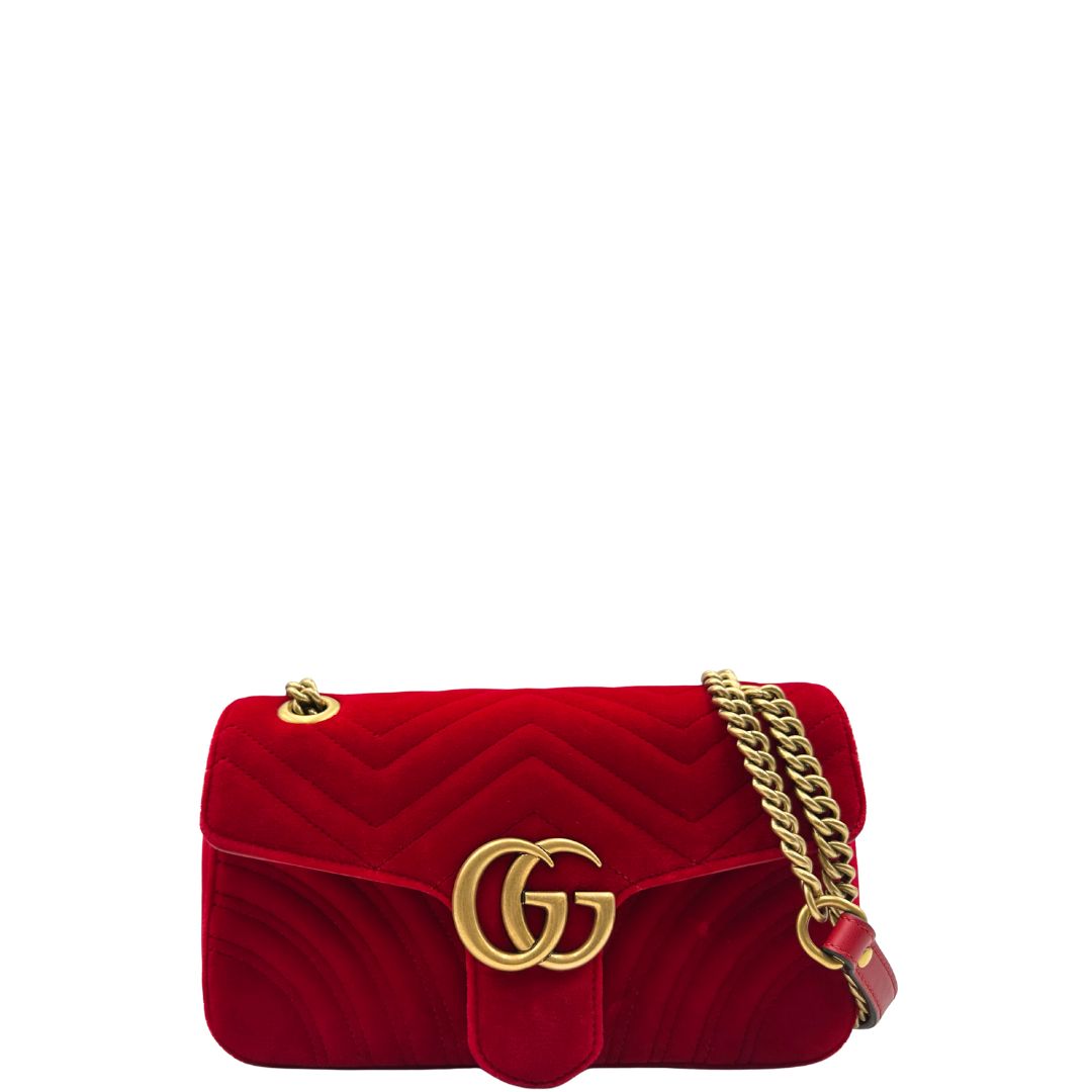 front Borsa Gucci Marmont rossa in velluto nella misura media, con parti in pelle tono su tono, di lusso, originale, ottime condizioni, usata. 