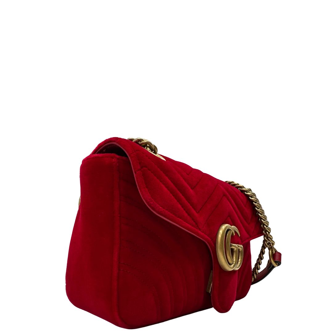 lato Borsa Gucci Marmont rossa in velluto nella misura media, con parti in pelle tono su tono, di lusso, originale, ottime condizioni, usata. 