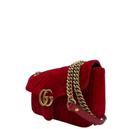 lato Borsa Gucci Marmont rossa in velluto nella misura media, con parti in pelle tono su tono, di lusso, originale, ottime condizioni, usata. 