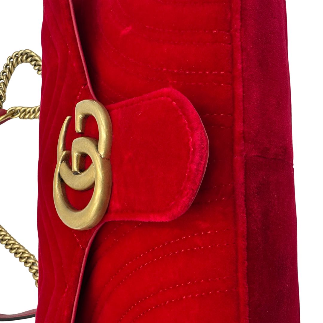 gg Borsa Gucci Marmont rossa in velluto nella misura media, con parti in pelle tono su tono, di lusso, originale, ottime condizioni, usata. 