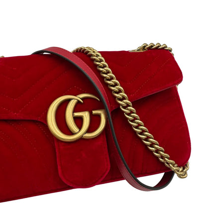 Borsa Gucci Marmont rossa in velluto nella misura media, con parti in pelle tono su tono, di lusso, originale, ottime condizioni, usata. 