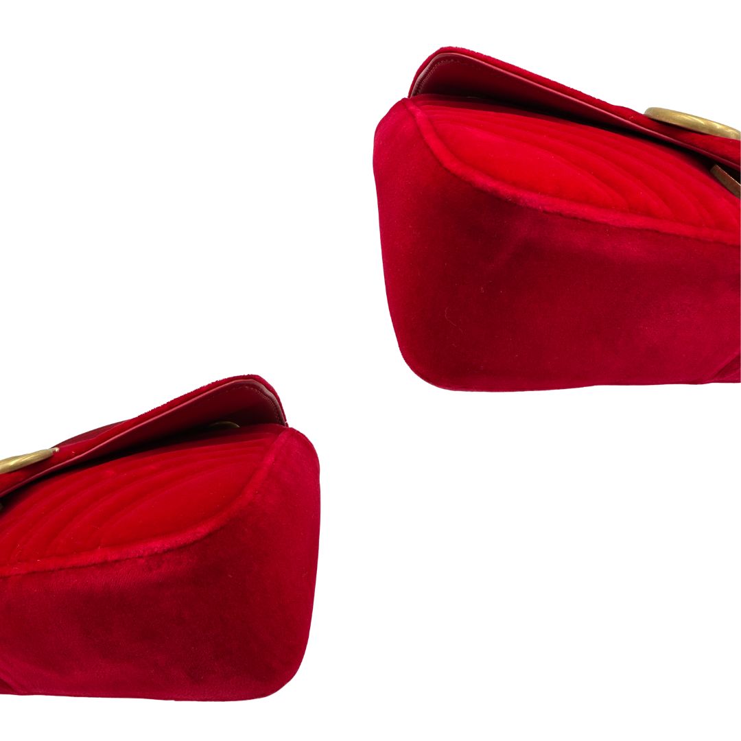 angoli  Borsa Gucci Marmont rossa in velluto nella misura media, con parti in pelle tono su tono, di lusso, originale, ottime condizioni, usata.