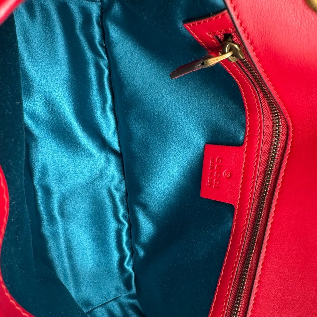 interno Borsa Gucci Marmont rossa in velluto nella misura media, con parti in pelle tono su tono, di lusso, originale, ottime condizioni, usata. 