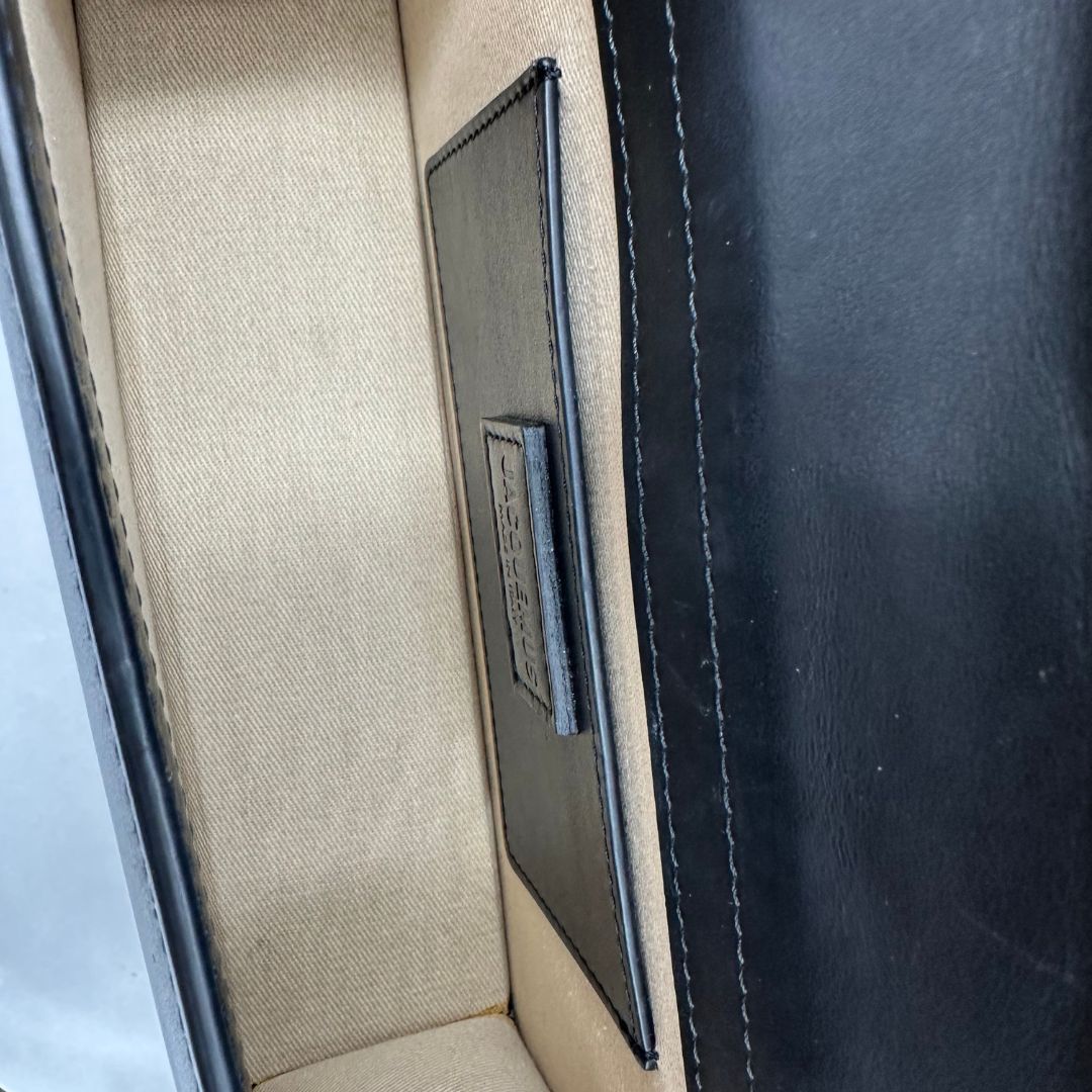 interno  Borsa Jacquemus nella versione Le Grand Bambino in pelle nera, da portare a mano o a tracolla, di lusso, originale, ottime condizioni, usata. 
