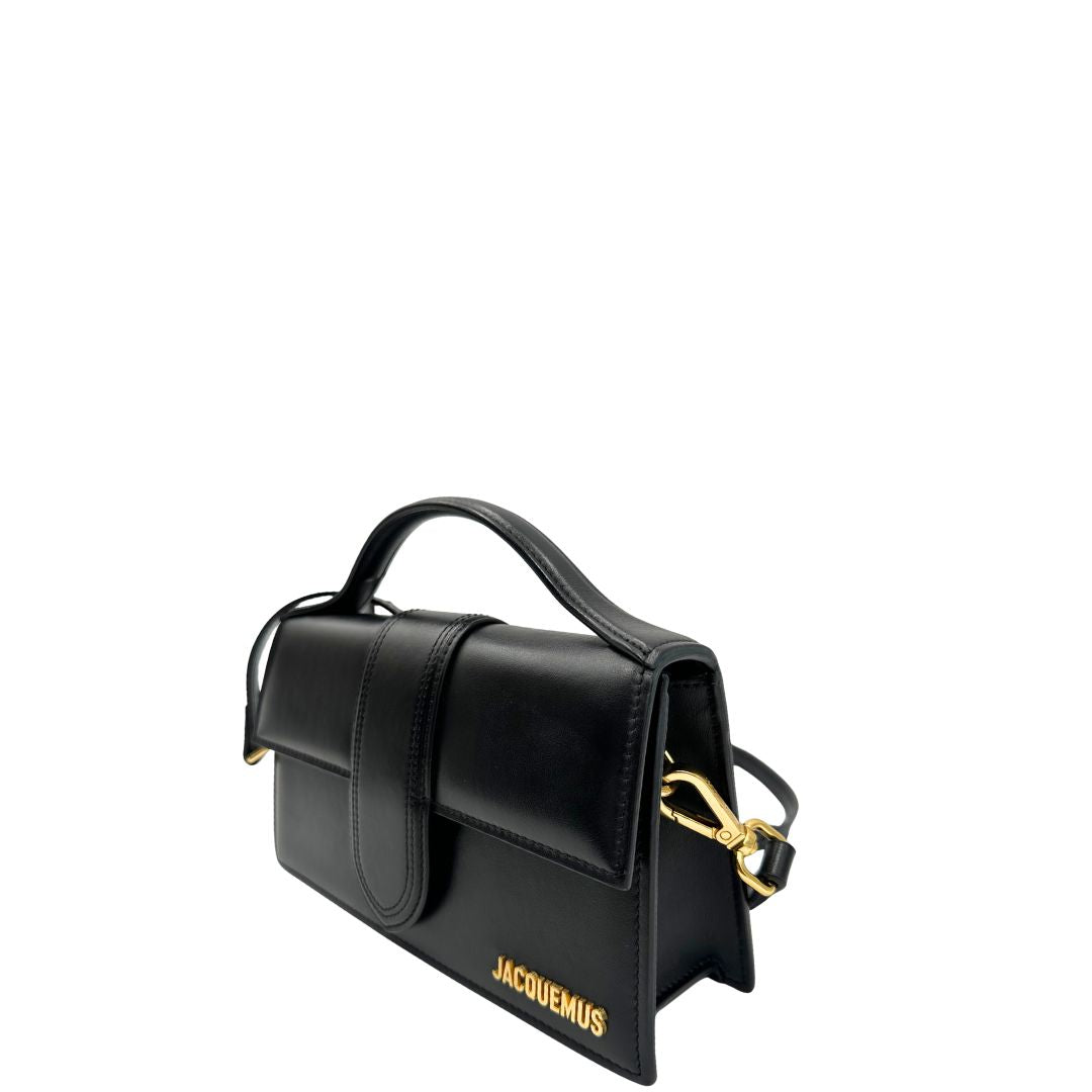lato  Borsa Jacquemus nella versione Le Grand Bambino in pelle nera, da portare a mano o a tracolla, di lusso, originale, ottime condizioni, usata. 