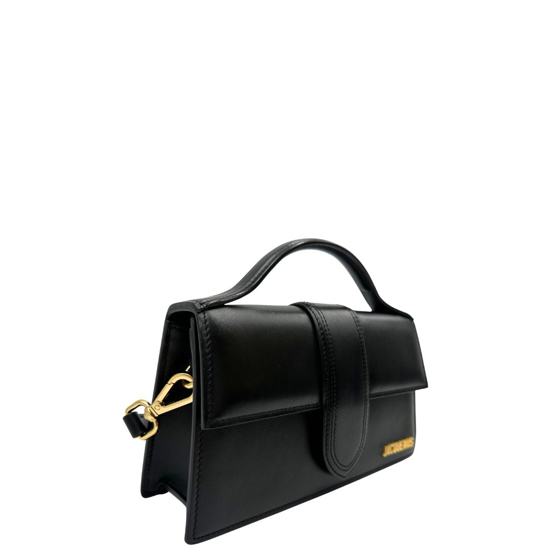 lato  Borsa Jacquemus nella versione Le Grand Bambino in pelle nera, da portare a mano o a tracolla, di lusso, originale, ottime condizioni, usata. 