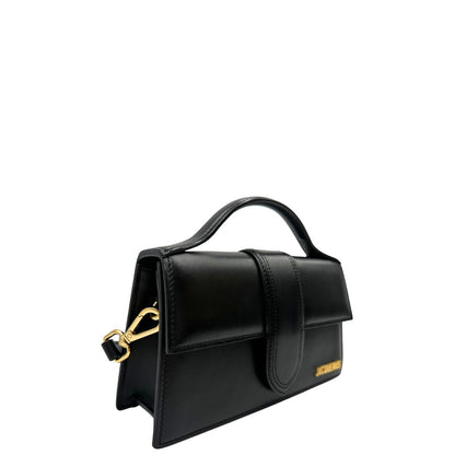 lato  Borsa Jacquemus nella versione Le Grand Bambino in pelle nera, da portare a mano o a tracolla, di lusso, originale, ottime condizioni, usata. 