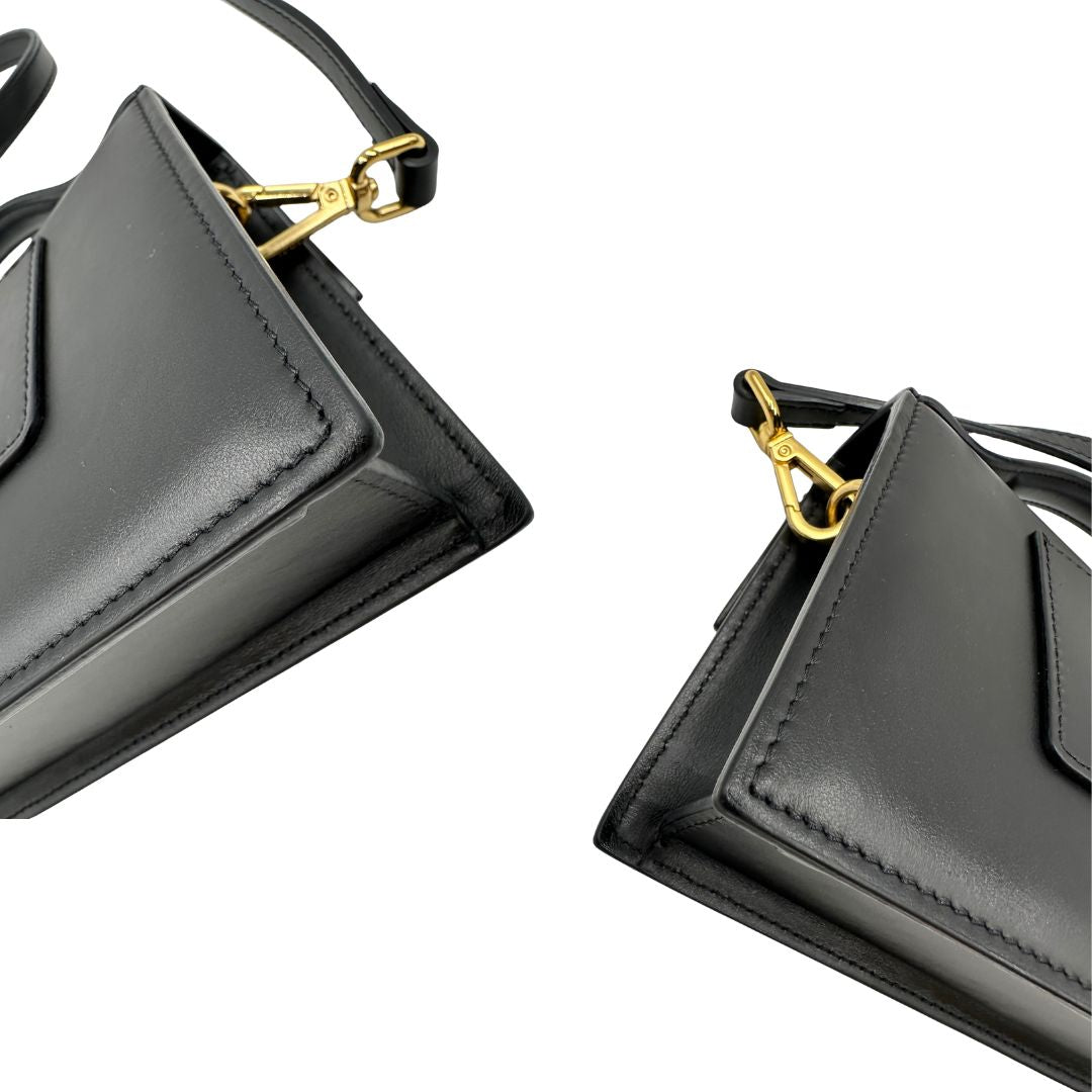 angoli  Borsa Jacquemus nella versione Le Grand Bambino in pelle nera, da portare a mano o a tracolla, di lusso, originale, ottime condizioni, usata. 