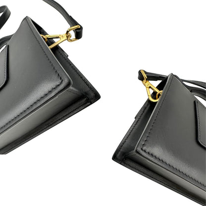 angoli  Borsa Jacquemus nella versione Le Grand Bambino in pelle nera, da portare a mano o a tracolla, di lusso, originale, ottime condizioni, usata. 