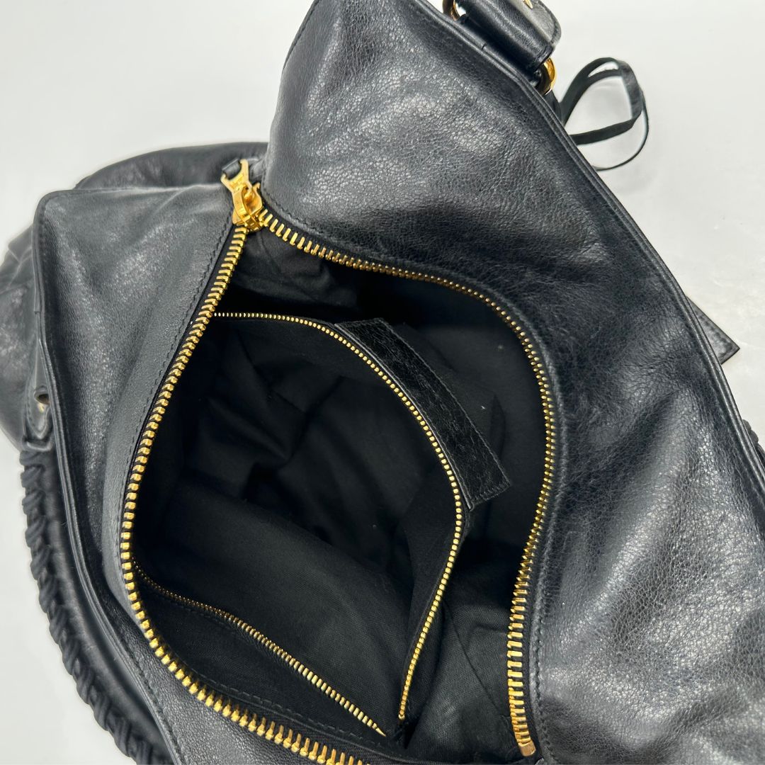 Borsa Balenciaga in pelle Arena nera con hardware dorato e doppi manici stondati, di lusso, originale, ottime condizioni, usata.