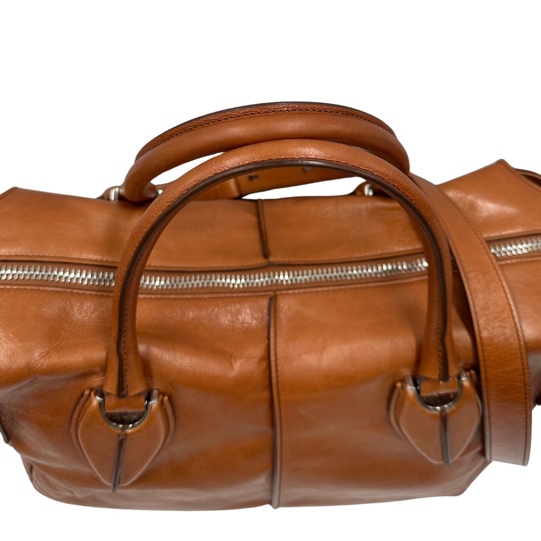  Borsa Tod's in pelle marrone indossabile a tracolla, a spalla o a mano, di lusso, originale, ottime condizioni.