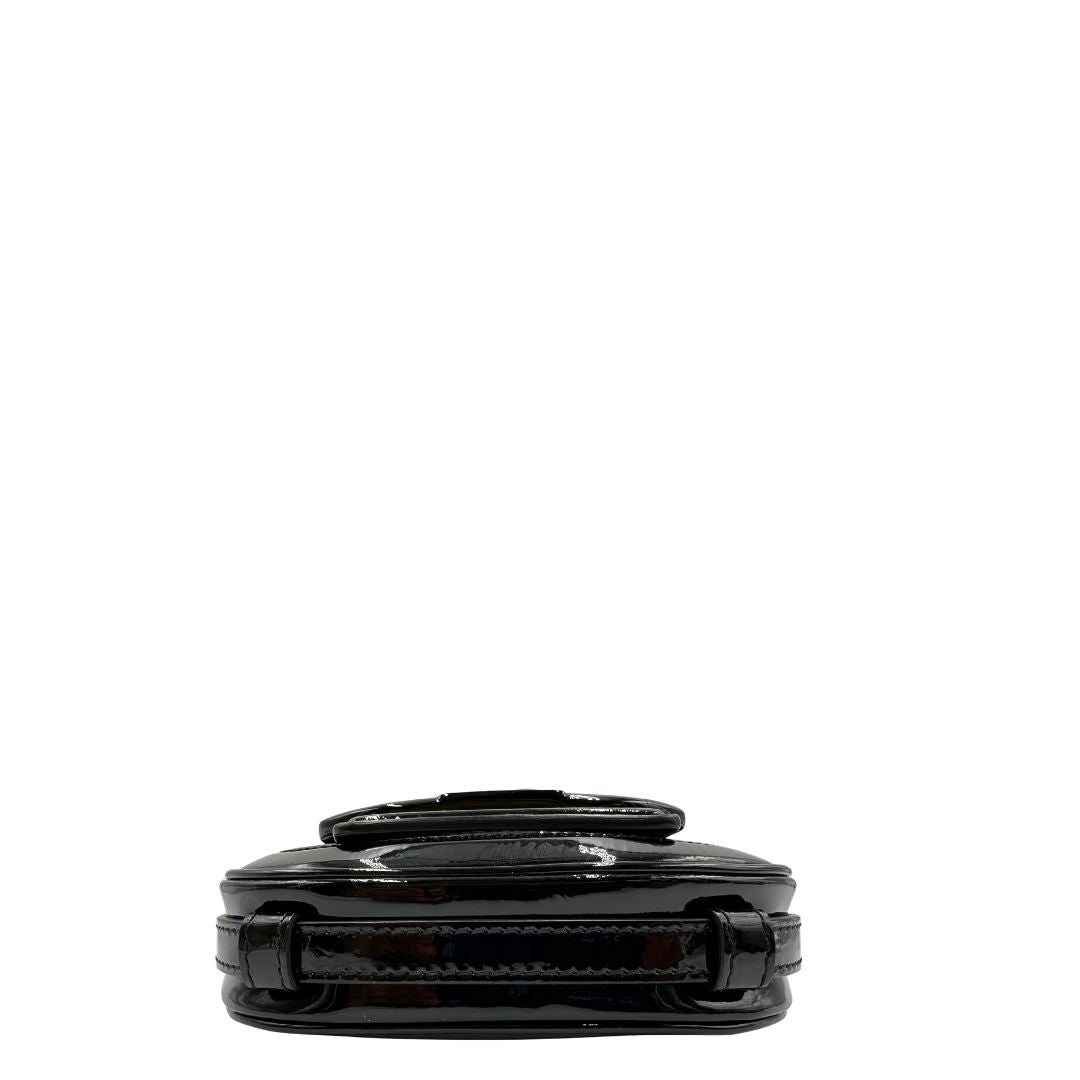 Base, Borsa Etro in pelle verniciata nera dal design elegante e compatto, con iconico logo Pegaso in rilievo tono su tono. Indossabile a tracolla.