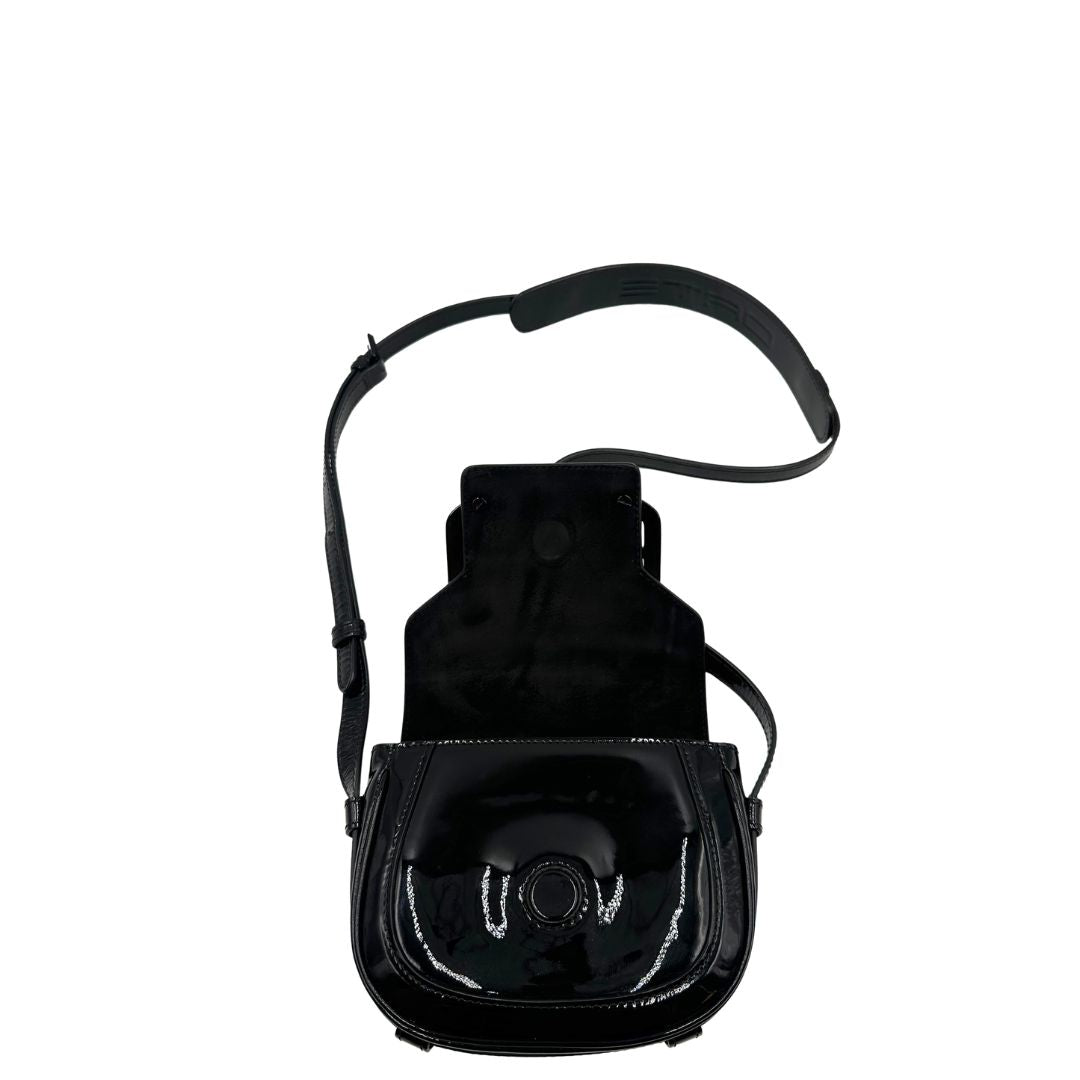 Interno, Borsa Etro in pelle verniciata nera dal design elegante e compatto, con iconico logo Pegaso in rilievo tono su tono. Indossabile a tracolla.
