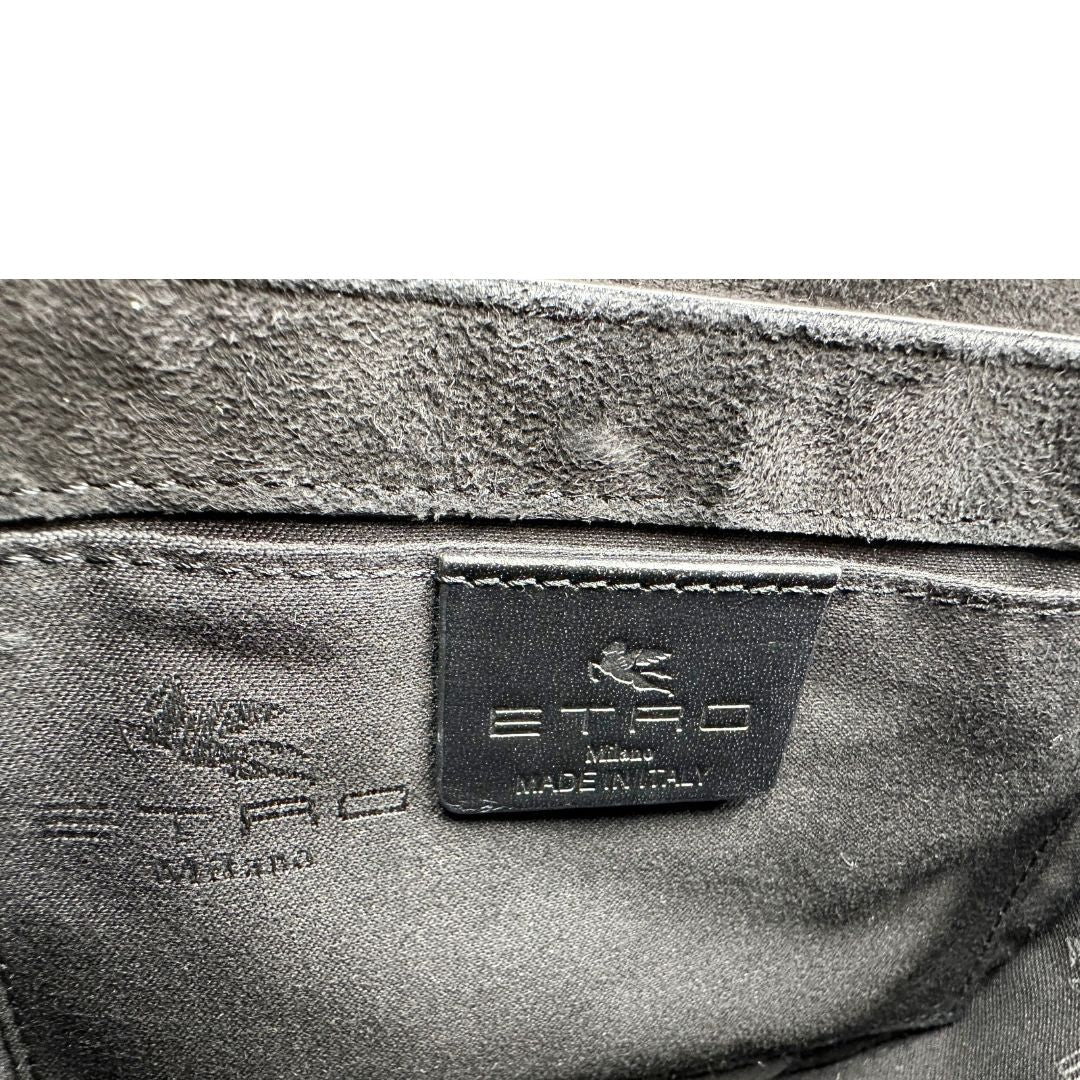Interno, Borsa Etro in pelle verniciata nera dal design elegante e compatto, con iconico logo Pegaso in rilievo tono su tono. Indossabile a tracolla.