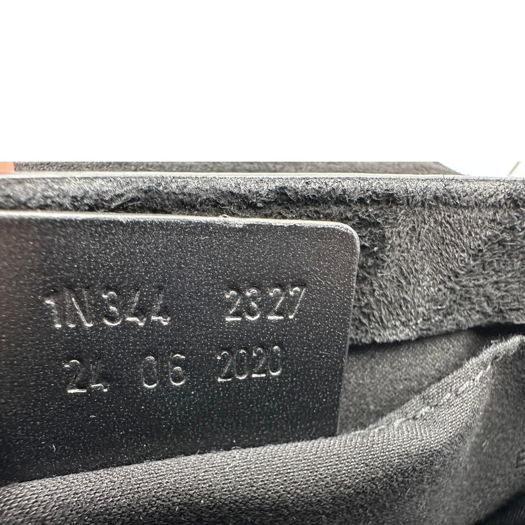 Codice, Borsa Etro in pelle verniciata nera dal design elegante e compatto, con iconico logo Pegaso in rilievo tono su tono. Indossabile a tracolla.