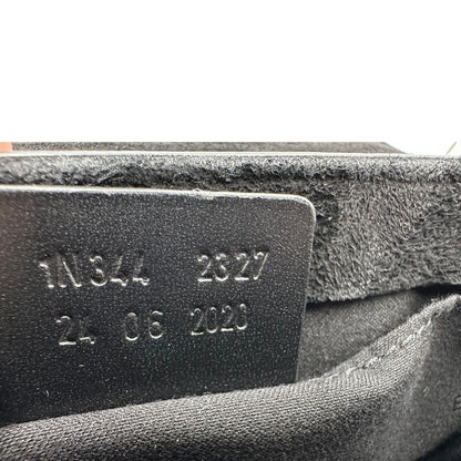 Codice, Borsa Etro in pelle verniciata nera dal design elegante e compatto, con iconico logo Pegaso in rilievo tono su tono. Indossabile a tracolla.