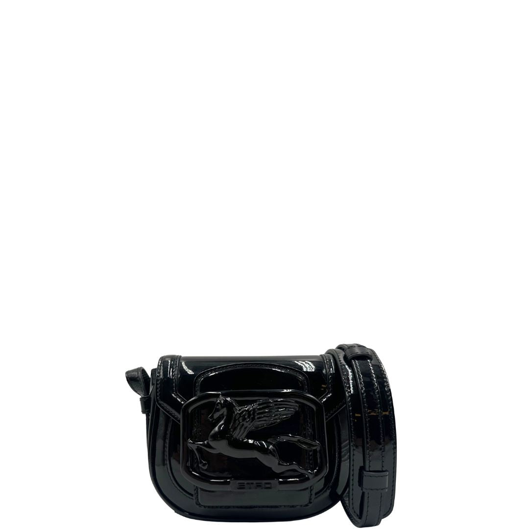 Front, Borsa Etro in pelle verniciata nera dal design elegante e compatto, con iconico logo Pegaso in rilievo tono su tono. Indossabile a tracolla.