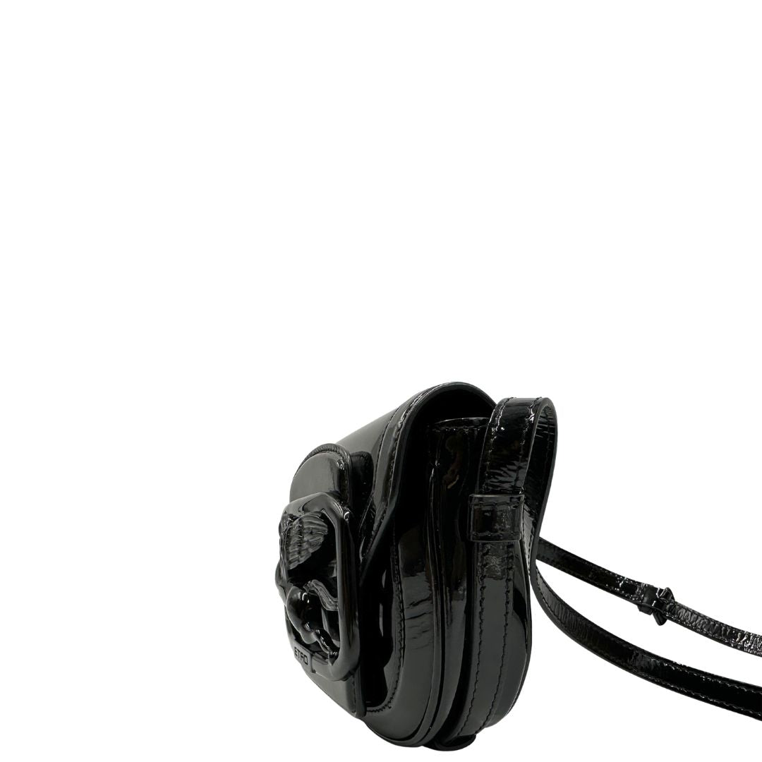 Laterale, Borsa Etro in pelle verniciata nera dal design elegante e compatto, con iconico logo Pegaso in rilievo tono su tono. Indossabile a tracolla.