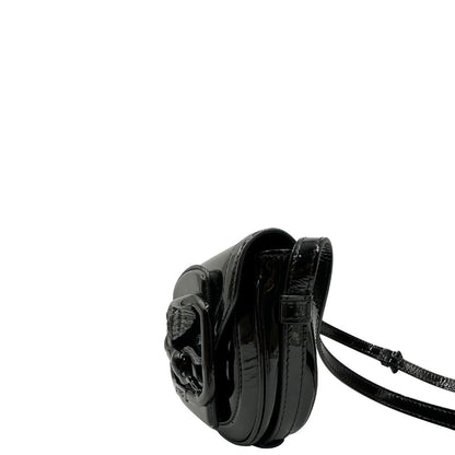 Laterale, Borsa Etro in pelle verniciata nera dal design elegante e compatto, con iconico logo Pegaso in rilievo tono su tono. Indossabile a tracolla.