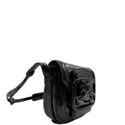 Laterale, Borsa Etro in pelle verniciata nera dal design elegante e compatto, con iconico logo Pegaso in rilievo tono su tono. Indossabile a tracolla.