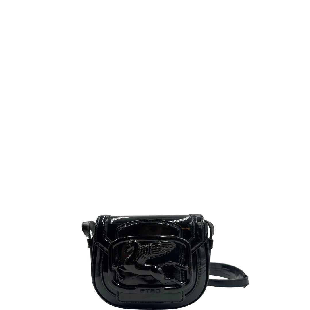 Front, Borsa Etro in pelle verniciata nera dal design elegante e compatto, con iconico logo Pegaso in rilievo tono su tono. Indossabile a tracolla.