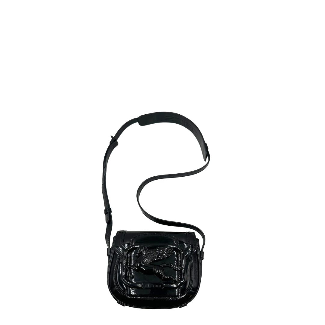 Borsa Etro in pelle verniciata nera dal design elegante e compatto, con iconico logo Pegaso in rilievo tono su tono. Indossabile a tracolla.