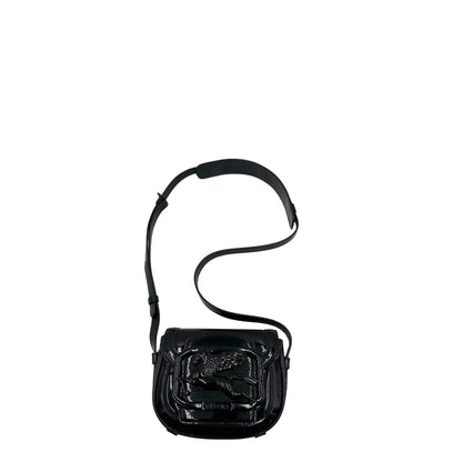 Borsa Etro in pelle verniciata nera dal design elegante e compatto, con iconico logo Pegaso in rilievo tono su tono. Indossabile a tracolla.
