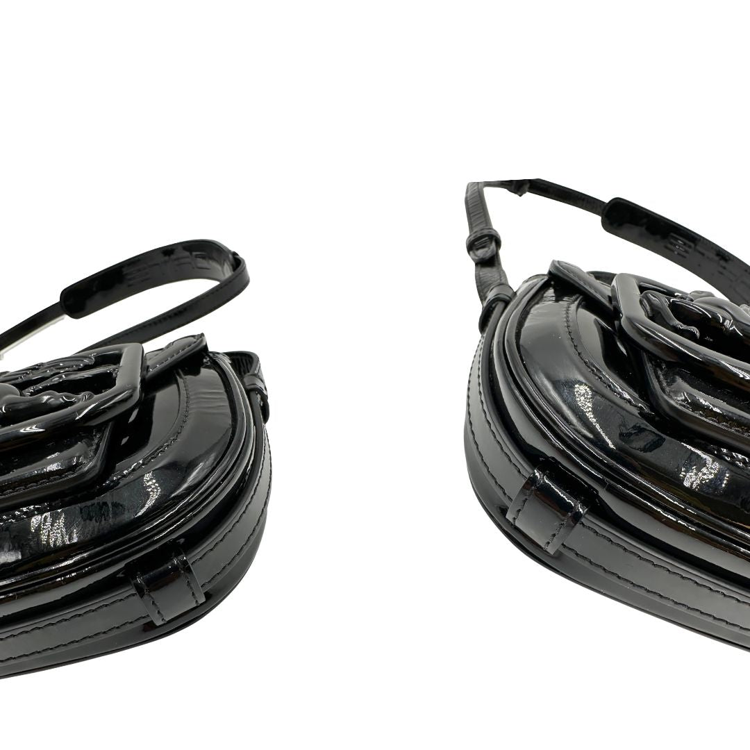 Angoli, Borsa Etro in pelle verniciata nera dal design elegante e compatto, con iconico logo Pegaso in rilievo tono su tono. Indossabile a tracolla.