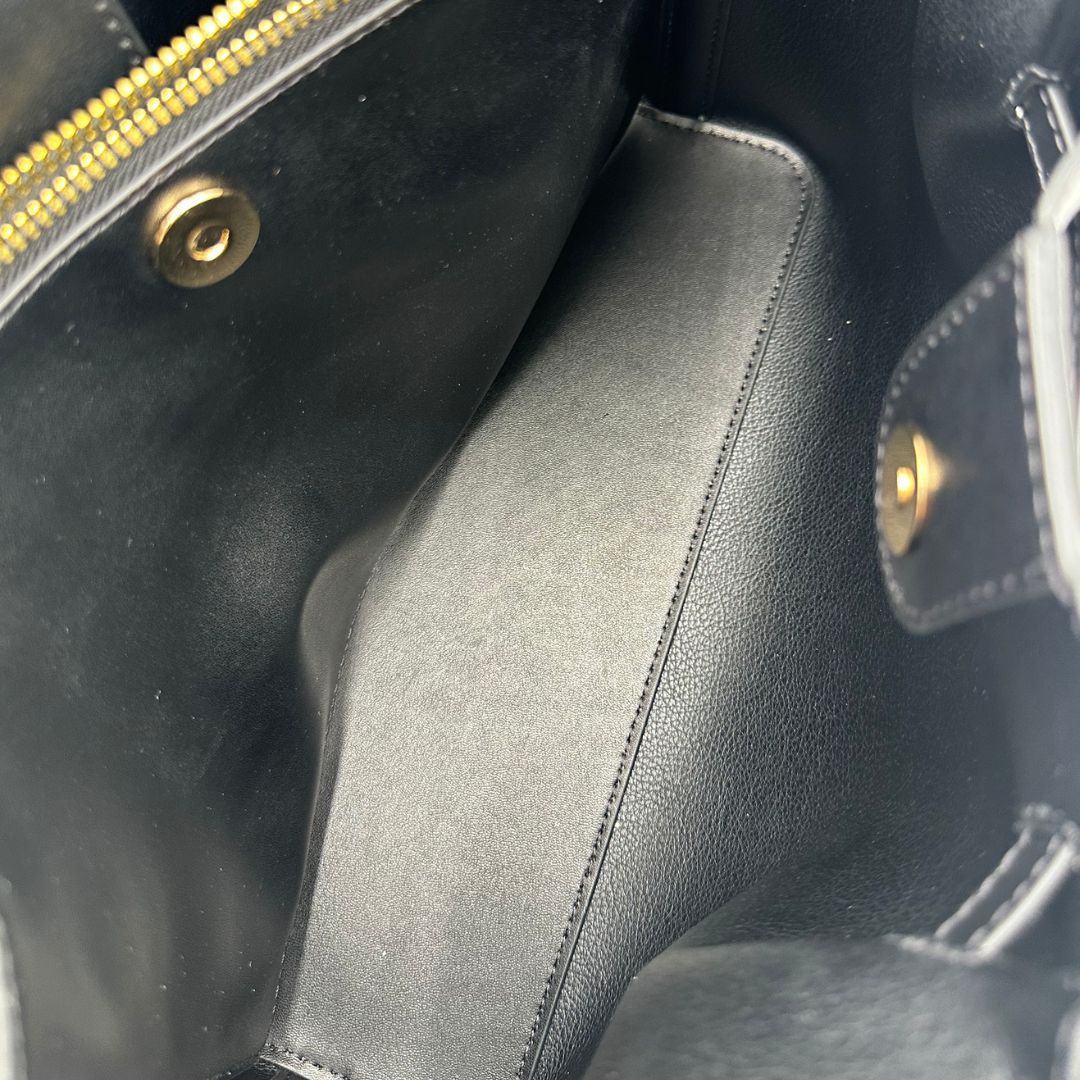 interno Tote Carson M.K. in pelle nera e hardware dorato, di lusso, originale, ottime condizioni, usata. 