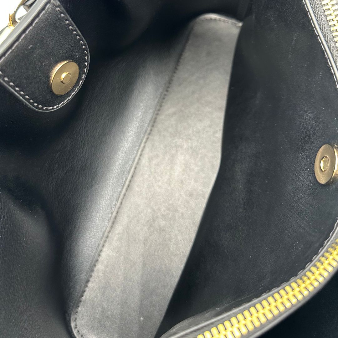 interno Tote Carson M.K. in pelle nera e hardware dorato, di lusso, originale, ottime condizioni, usata.