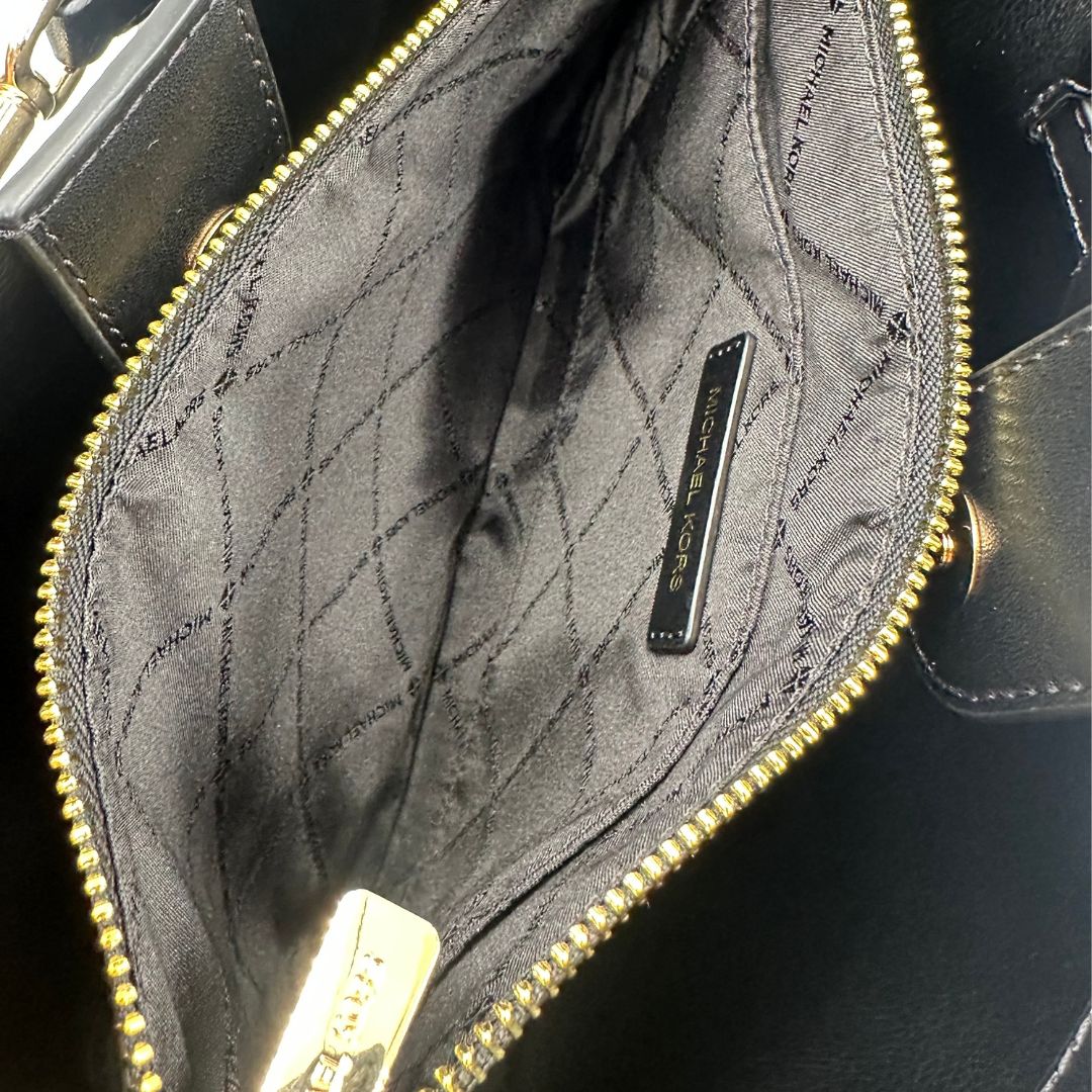 interno Tote Carson M.K. in pelle nera e hardware dorato, di lusso, originale, ottime condizioni, usata.
