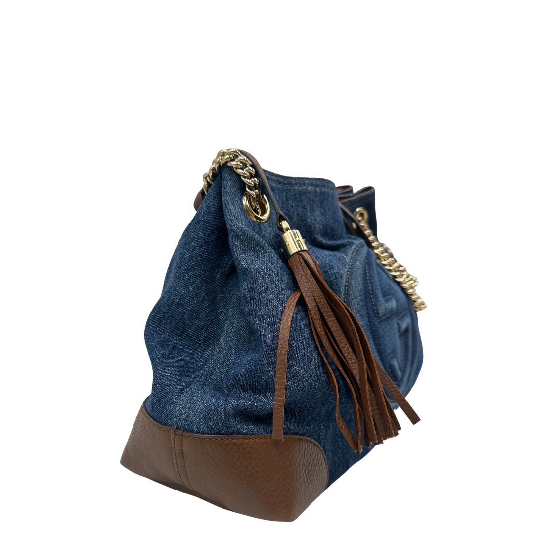 lato Borsa Gucci in tessuto blu denim e finiture in pelle a contrasto marrone; indossabile a spalla 
